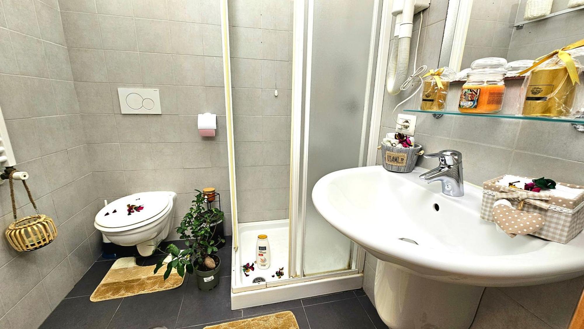 A Casa Simpatia Roma - Free Parking If You Book 4 Nights Bed and Breakfast Buitenkant foto
